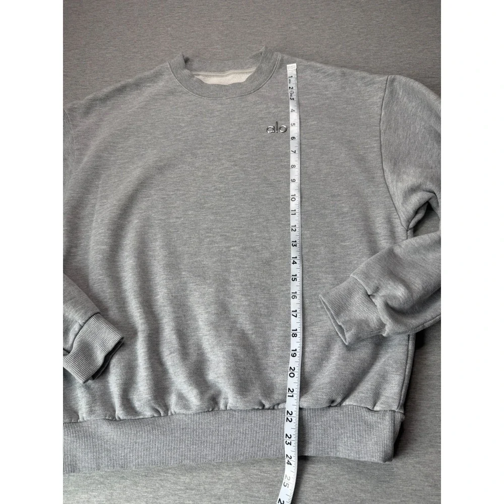 Alo Yoga Accolade Crew Neck Sweatshirt Athletic Heather Grey Chrome Logo
